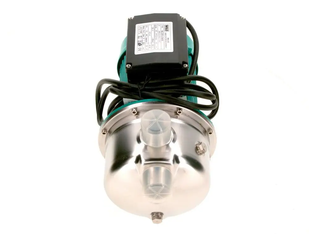 Bosch-Pumpe mit einem glänzenden Gehäuse aus Metall und einem integrierten Motor. Zwei Anschlüsse sind sichtbar, zusammen mit Kabeln zur Stromversorgung.